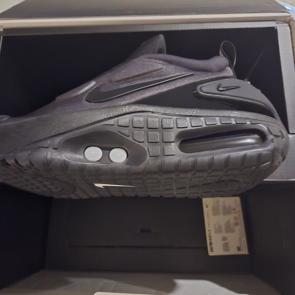 Nike Men's Black Sneakers - Picture 2 of 9